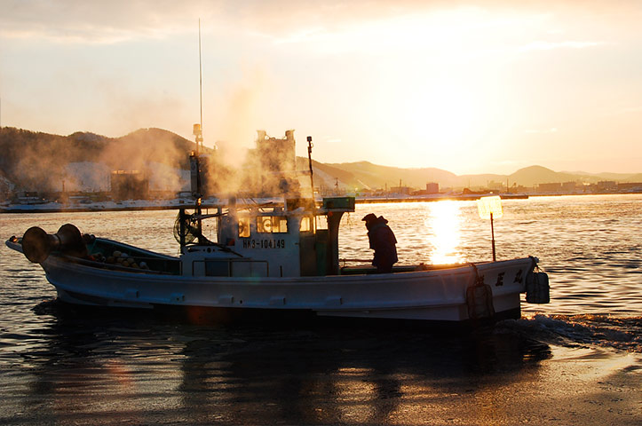 留萌港の気嵐と漁船